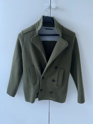 Dondup kofta/cardigan - Tja, säljer denna rätt så unika kofta/cardiganen från Dondup. Riktig snygg om du frågar mig. Storlek 46 i italiensk storlek, vilket motsvarar S. Fint skick. Skriv vid funderingar eller frågor, snabba svar från min sida🙂