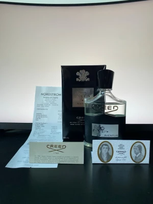 Creed Aventus 100ml parfym - Lyxig Creed Aventus parfym, 100 ml. Snygg och ikonisk flaska, perfekt för dig som vill sticka ut. Inköpt på Nordstrom, äkta vara med tillhörande certifikat och originalförpackning.