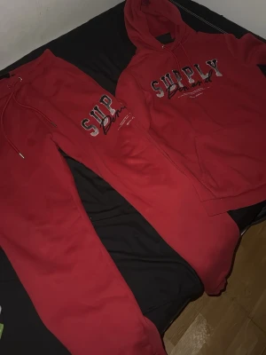 Supply Demand - Säljer både byxorna och tröjan Riktigt snygga och sköna