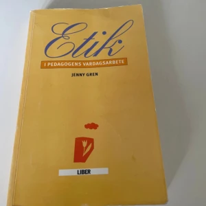 Etik i pedagogens vardagsarbete - En bok för dig som pluggar till förskollärare, fritidspedagog eller grundskollärare! Här får du insikt i etikens roll i pedagogens vardag och hur omsorg och kunskap kan förmedlas till barn. Perfekt som kurslitteratur och studiehandledning för grupper.