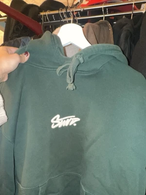 Stwd hoodie  - Säljer en grön oversized stwd hoodie i mörkgrön tvätt. Super fin, lite nopprig och urtvättad dock. Säljes för 100 kr plus frakt som köparen betalar❤️. Storlek L