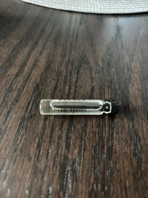 Essnce parfym  - Essnce parfym ”Lady essnce” 2ml, endast doftat på. Nypris 45kr.☺️