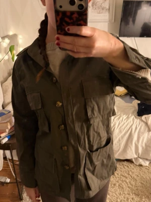 Grön jacka med fickor  - Säljer en olivgrön jacka med fyra stora fickor framtill och snygga knappar hela vägen. Assnygg men kommer tyvärr inte längre till använding! Pris går att diskutera!🩵
