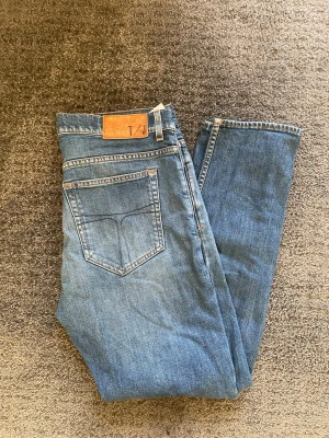 Tiger of sweden jeans - Säljer dessa väldigt feta tiger of sweden jeans då de inte används. Riktigt fint skick på dom. Storlek 32/34 men sitter som 31/32 typ
