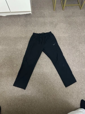 nike byxor - säljer nike byxor oanvända jätte bra i skick skön 