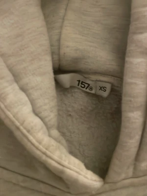 grå hoddie - Grå hoddie från lager157 storlek XS. Andvänt 2-4 gånger, säljer föratt den knappt kommer till användning.