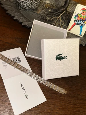 Lacoste Armband - Lacoste armband i bra skick. Allt tillbehör som finns på bilden ingår🤩