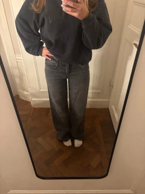 Mörkgrå wide jeans - Jeans från Gina. Pris kan diskuteras. Nya kostar 500kr. Skriv för fler frågor!