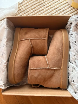 Nya Shepherd of Sweden Ullfodrade Mockaboots  Strl.40 Chestnut - Helt nya i kartong enligt bilder.  Strl.40  Färg: Chestnut  Nypris 1700kr  Se gärna mina övriga annonser för bundlerabatter och samfrakt!