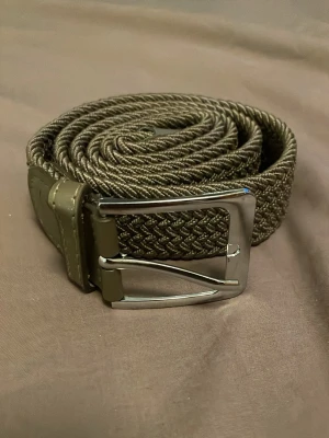 Brunt bälte - Ett brunt flätat bälte, aldrig använt. Riktigt fräscht och stilrent till varje jeans. Skriv vid mer frågor!