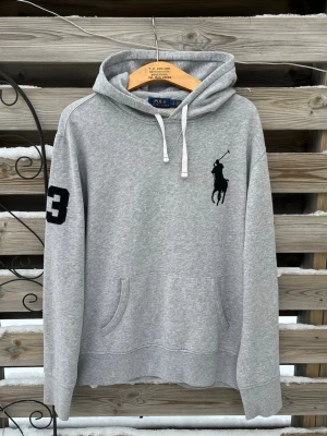 Ralph Lauren Grå Big Pony Hoodie  - Riktigt snygg och eftertraktad grå Big Pony Hoodie från Ralph Lauren. Storlek L. Fint skick, härlig o mjuk. Hör gärna av er vid funderingar🙌Perfekt nu till vinterkylan☃️