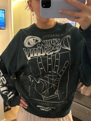 Mörkblå sweatshirt - Mörkblå sweatshirt med coolt tryck! Aldrig använd då den är för stor, i storlek S men väääldigt oversize, köpt på madlady när de sålde tröjor, typ 2017🫶