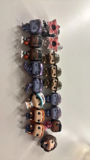 Stranger things (Funko Pop) - Kinder joy Stranger Things amlarfigurer (Funko Pop) från serien Stranger Things, pris diskuteras privat.