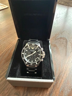 Emporio Armani klocka - Tjena säljer denna fina armani klocka då den ej används längre med ett 43mm ur i fint skick🤩