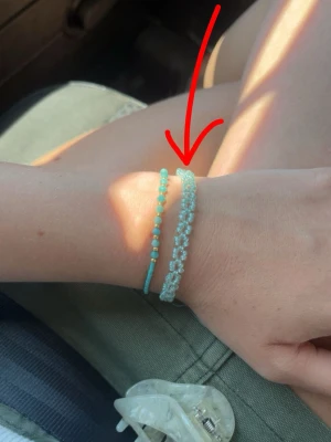 Pärlarmband i olika färger och former - Sååå fina armband av glaspärlor. I olika färger och former. Jättefint att ha med andra smycken också. Säljs styckvis, men kan köpa flera ihop om man vill. Skriv till mig för mer information eller frågor! 