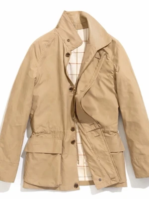 loro piana horsey jacket - Stilren beige jacka från Loro piana med klassisk krage, stora fickor och rutigt innerfoder. Jackan har både dragkedja och knappar framtill för extra funktionalitet. Perfekt för dig som gillar en clean och tidlös look.