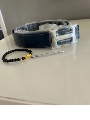 Mörkblått H bälte  - Säljer mitt herrmes bälte 115cm helt nytt. Armband ingår. Hör av er vid frågor och funderingar 