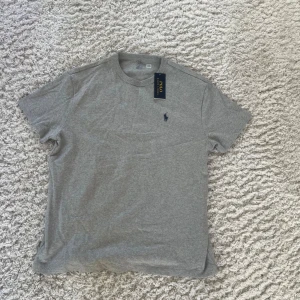 Ralph lauren T-shirt  - Tjena! Säljer nu denna sjukt snygga polo Ralph lauren T-shirt. Tröjan är helt ny! Prislapp är kvar. Tröjan är i storlek M. Kontakta mig vid minsta fundering.