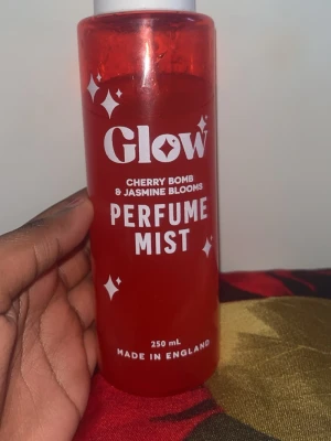 Glow Cherry Bomb Perfume Mist - Glow Perfume Mist med Cherry Bomb & Jasmine Blooms, 250 mL. Fräsch och energisk mist, perfekt för dig som vill sticka ut. Tillverkad i England.
