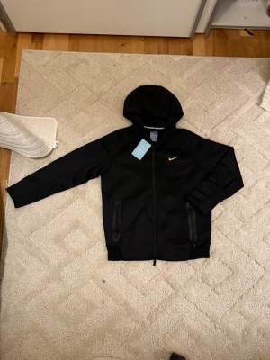 Nike NOCTA Kofta – Svart (Helt ny) - Nike NOCTA Kofta – Svart (Helt ny) 🧥 Storlek: S 🖤 Färg: Svart ✨ Skick: 10/10 – helt ny, aldrig använd 🏷️ Detalj: tag kvar 💎 Kollektion: NOCTA