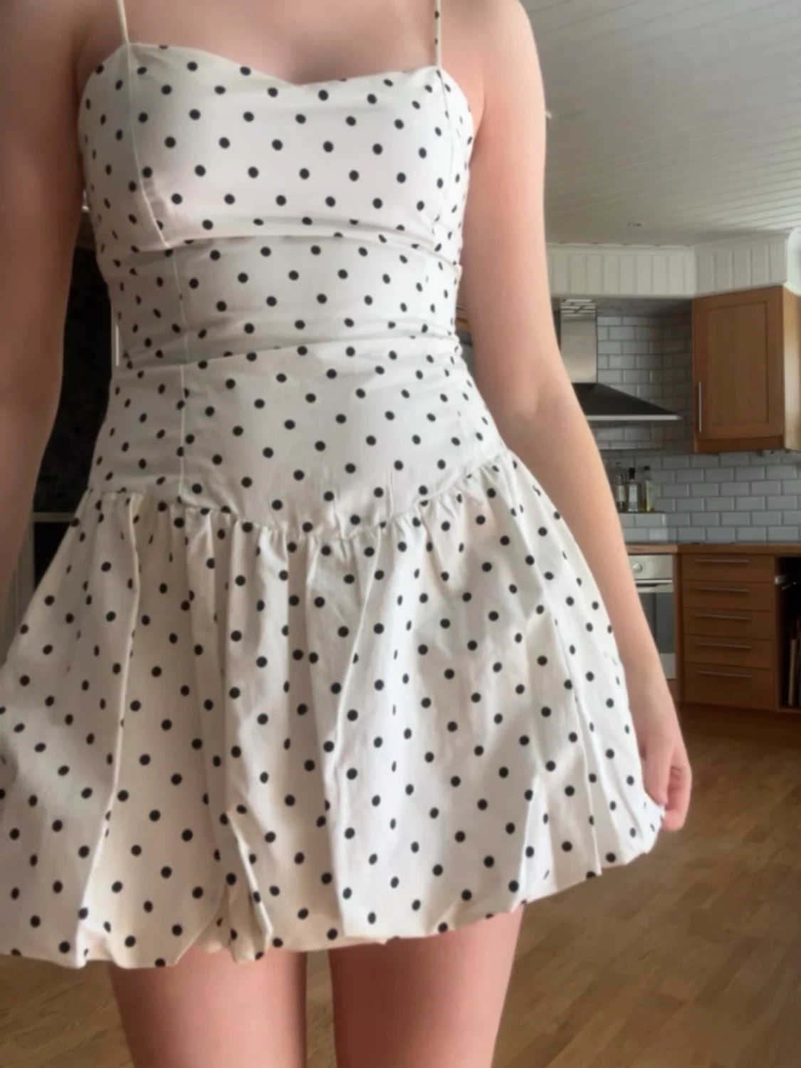 Vit prickig kortklänning med tunna axelband - 2