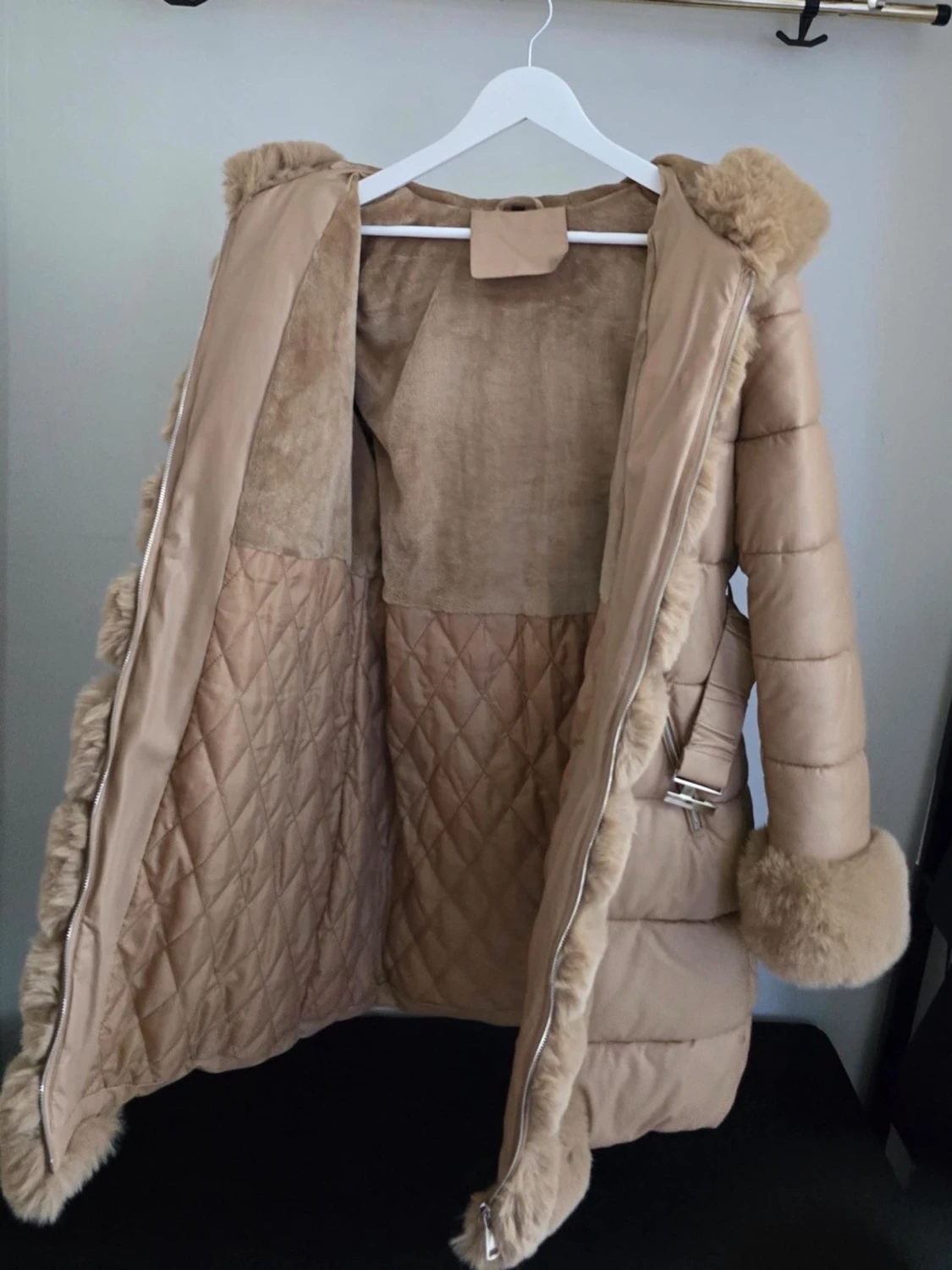 Beige pufferjacka med fuskpälsdetaljer - 2