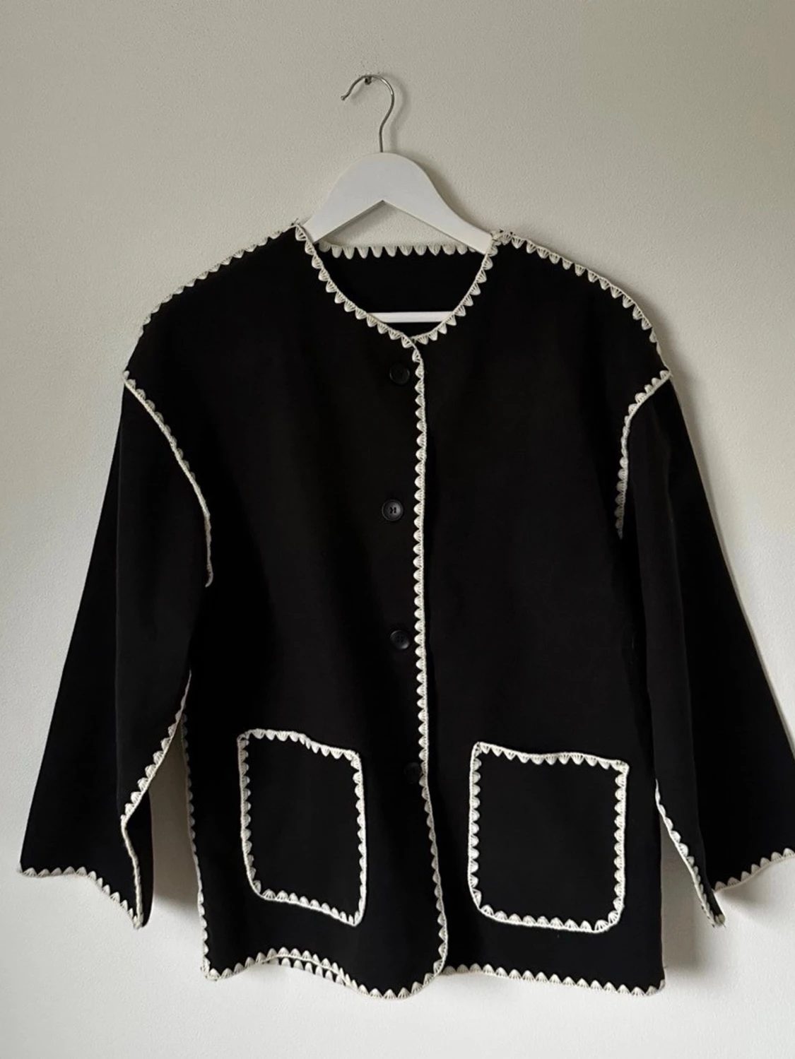 Svart rock med vita broderade detaljer - 2