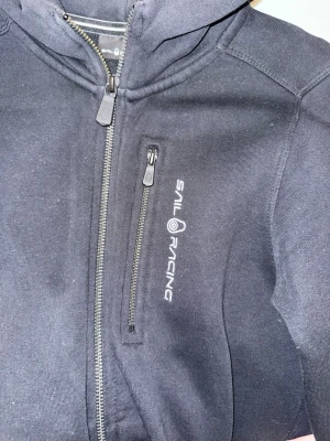 Svart Sail Racing kofta  - Säljer en svart sail racing kofta. Storlek 160 /XS