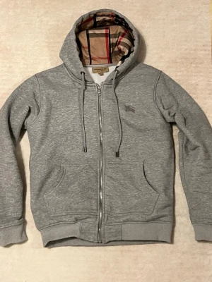 Grå Burberry zip - En grå burberry zipper storlek S
