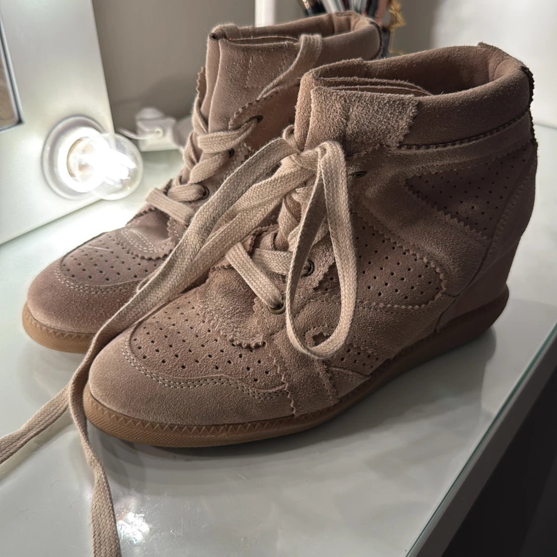 Beige sneakers med kilklack i mocka