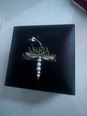 Dragonfly Earring - Säljer två jätte fina Dragonfly earring från Maria Nilsdotter! Kan sälja båda för 4700 eller ett för 2400❤️box medföljer 