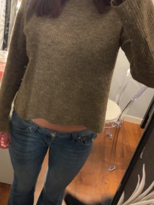 Stickad tröja från Vero Moda ”PIECES” - Säljer stickad tröja från Vero Moda i storlek XL men passar mig som har S/M. Välanvänd och ganska nopprig därför säljer jag billigt. 