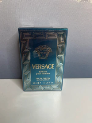 Versace Eros pour homme 50ml - Versace Eros pour homme Eau de Parfum, 50 ml. Ingredienser: alkohol denat, aqua, citrus limon peel oil, mentha viridis leaf oil, vanillin m.fl. Tillverkad i Italien. Snygg och ikonisk design – perfekt för dig som vill sticka ut.