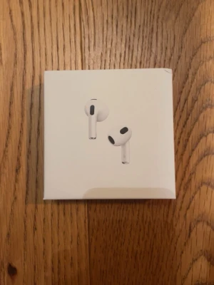 AirPods, gen 3 - Säljer ett par Apple AirPods 3 med originalförpackning, laddningskabel och manualer. Allt följer med, generation 3 så det är vanlig Lightning kabel till laddning. Aldrig använda, helt ny förpackning följer med.