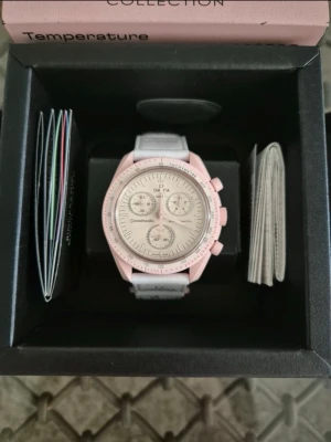  Klockan Är nästan helt ny  - Jag säljer en Omega x Swatch Speedmaster MoonSwatch 'Mission to Venus' klocka i rosa och vitt,       Priset kan diskuteras