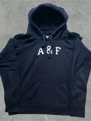 Abercrombie&filtch hoodie storlek L - Sitter som M. Riktigt fet. Skickas inom 1 dag efter köp. Skickas bara me PostNord🙌🏼för frågor osv så är de bara å kontakta mig😇🙌🏼