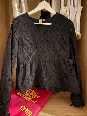 As najs svart blus från YAS - Så najs blus