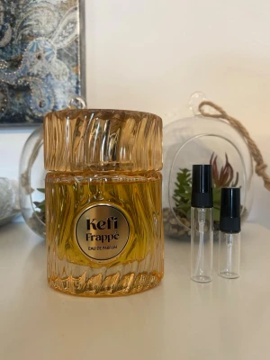 Kefi Frappe 5ml - Säljer fem ml av denna fina doft. Kefi Frappe från Risala Elite. Toppnot: Caramel. Mellannoter: Coumarin, Honey, Coffee, Nutty. Basnoter: Musk, Sandal, Vanilla