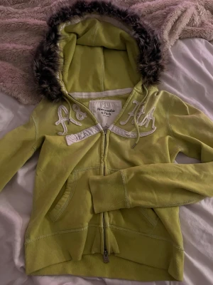Abercrombie & Fitch zip up me fur 🌸 - Jag har sytt ihop själva fur biten själv och sedan sytt på den på koftan🫰syns inte att den är påsydd skriv privat för närbilder,  inga defekter och är knappt använd. Man kan absolut buda!  Tvätta inte i tvättmaskin pga att luvan är påsydd för hand💞Strl M men passar  mig som brukar ha  S 