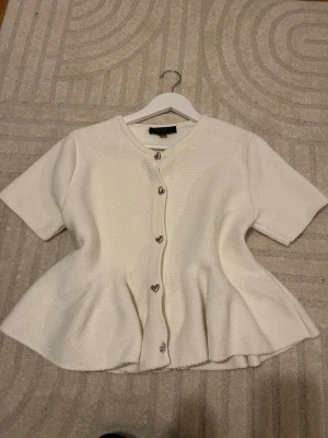 Topp Zara - Man kan knäppa lite som man vill. Storlek M men skulle säga att den passar xxs-m 
