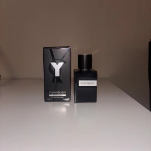 Yves Saint Laurent Le Parfum - Stilren parfym från Yves Saint Laurent, Le Parfum. Flaskan rymmer 60 ml (2.0 fl.oz). Perfekt för dig som vill ha en ikonisk doft i samlingen. Jag har använt 4 sprays. Så den är som ny. Pris kan diskuteras. Nypris 915kr.
