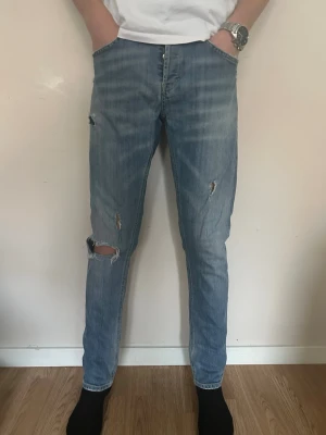 Dondup George  - Ett par riktigt schyssta Dondup George jeans! Passformen | slimfit | och stl | 34 | de sitter jättebra på benen och passar jättebra! Modellen är 184cm. Pris 849 och nypris ligger upp mot 3000kr så passa på!🤩🤩