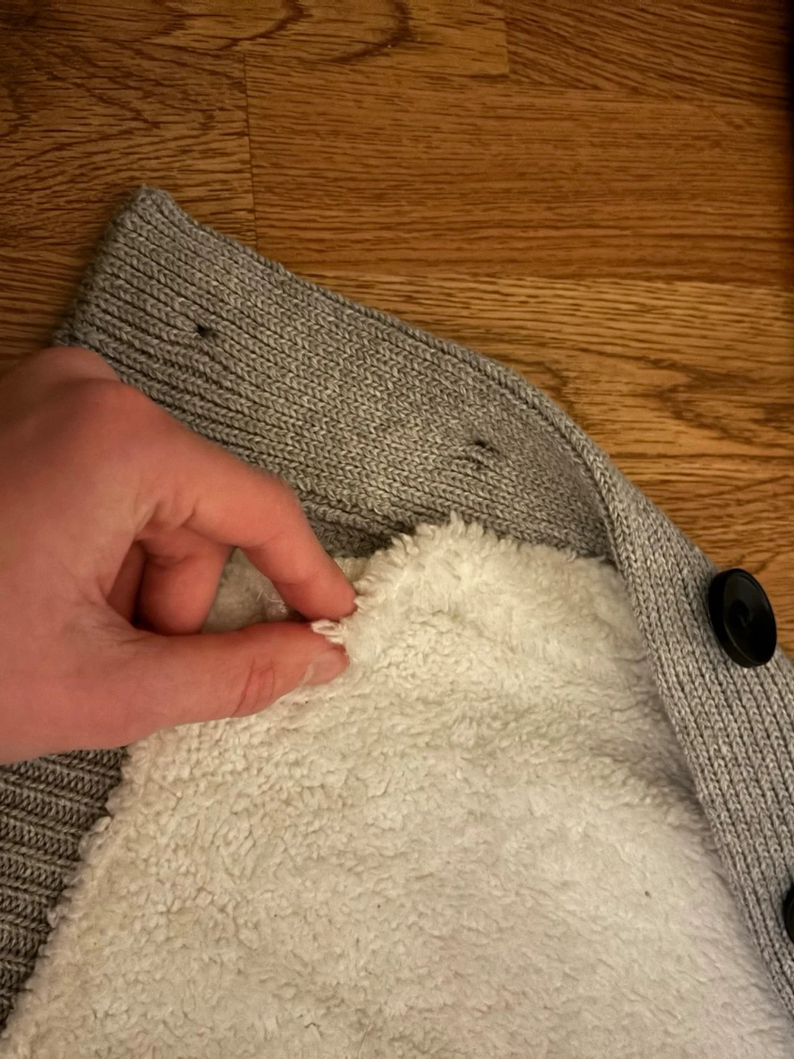 Grå stickad kofta med fuskpälsfoder - 3