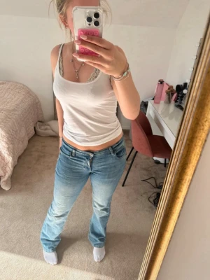 Ljusblå jeans – Modell Jessica – W30 L33 – Bra skick - Snygga ljusblå jeans från Lee i modellen Jessica. Bekväm och smickrande passform, perfekta till vardag eller uppklätt 🌸  • Storlek: W30 L33 • Färg: Ljusblå • Skick: Mycket bra skick, inga fläckar eller hål • Normal midja • Klassisk 5-ficksmodell  Säljes då de tyvärr inte kommer till användning längre. Skicka gärna meddelande vid frågor eller om du vill ha fler bilder 💌