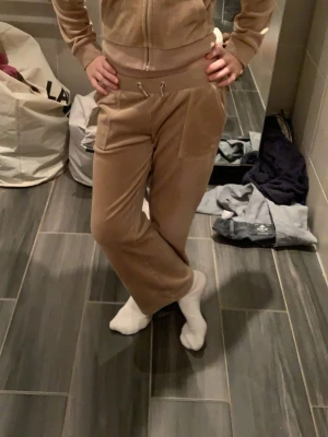 Juicy couture riktig. Beige färg. Storlek 134/140 - Juicy couture bra för mysedagar. Mjukissätt. Nästan oanvänd.