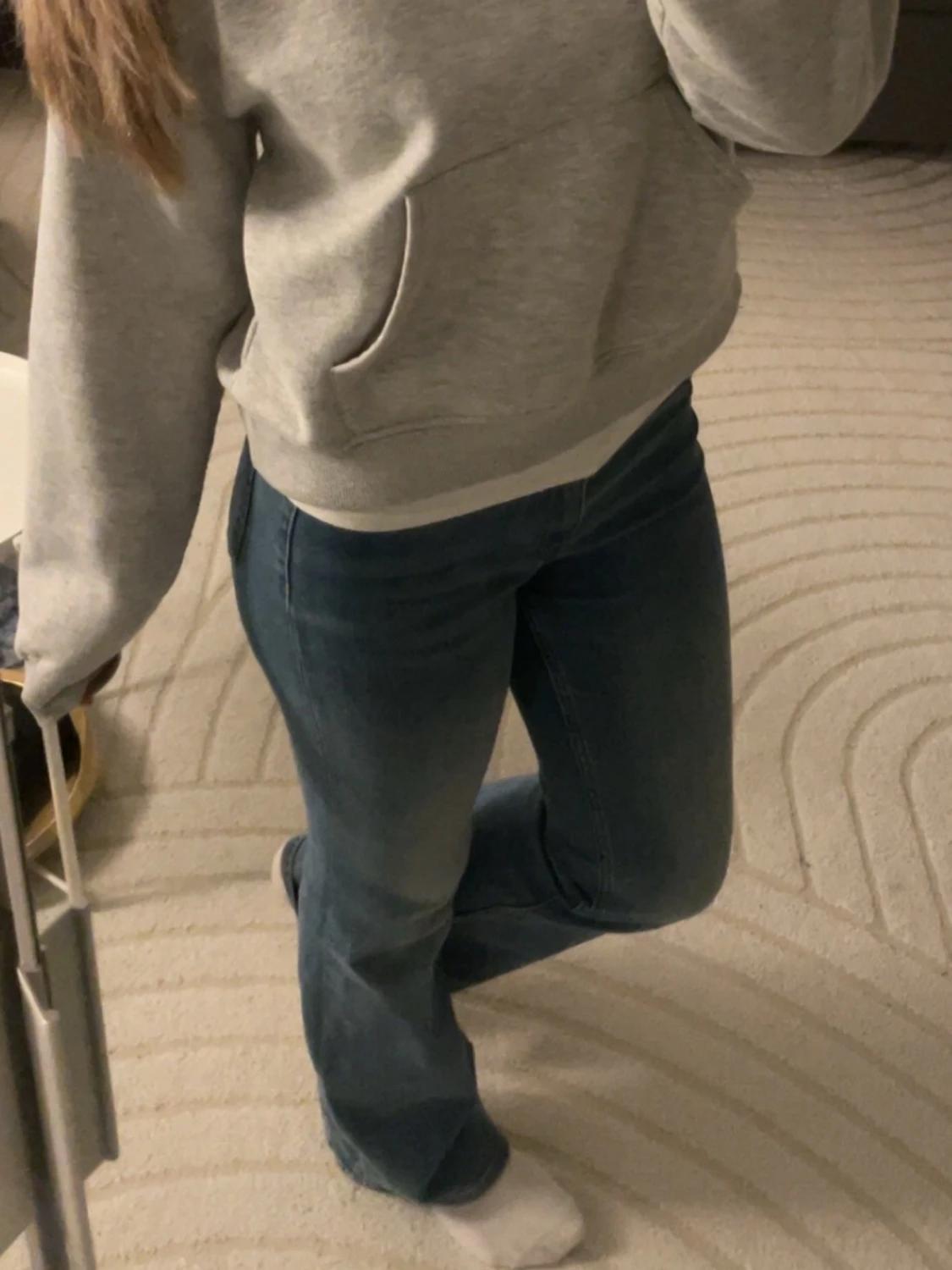 Blå bootcut jeans som är mid waist