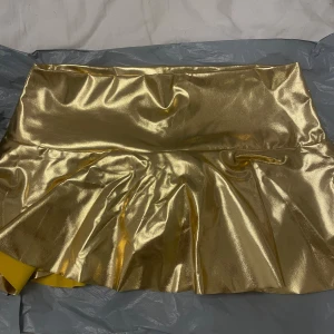 guldig kortkjol - Säljer en guldig kortkjol då den var lite förliten för mig 