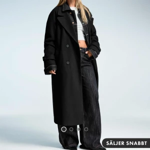 Svart kappa från Bershka - Oanvänd svart kappa med lapparna kvar från Bershka. Storlek xs, jätte fin oversize. Liknar den slutsålda kappan från Gina tricot men till bättre pris. Nypris 699 kr. Mitt pris 500 kr 🫶