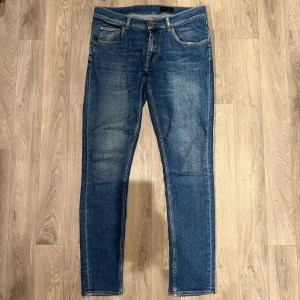 Tiger of Sweden Slim Jeans Blå W32 L32 - Sjukt snygga blåa Tiger of Sweden jeans i modellen ”slim” i storlek W32/L32. Mått - Midja: 42,5cm, Benlängd: 103,5cm. Modellen är 184cm & 63kg. Hör av dig vid funderingar!🤩