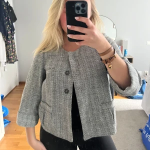 kavaj/jacka - Snygg grå kavaj/jacka med trekvartsärm och knappar framtill. Fungerar både som jacka eller som tröja till vår/höst 💗